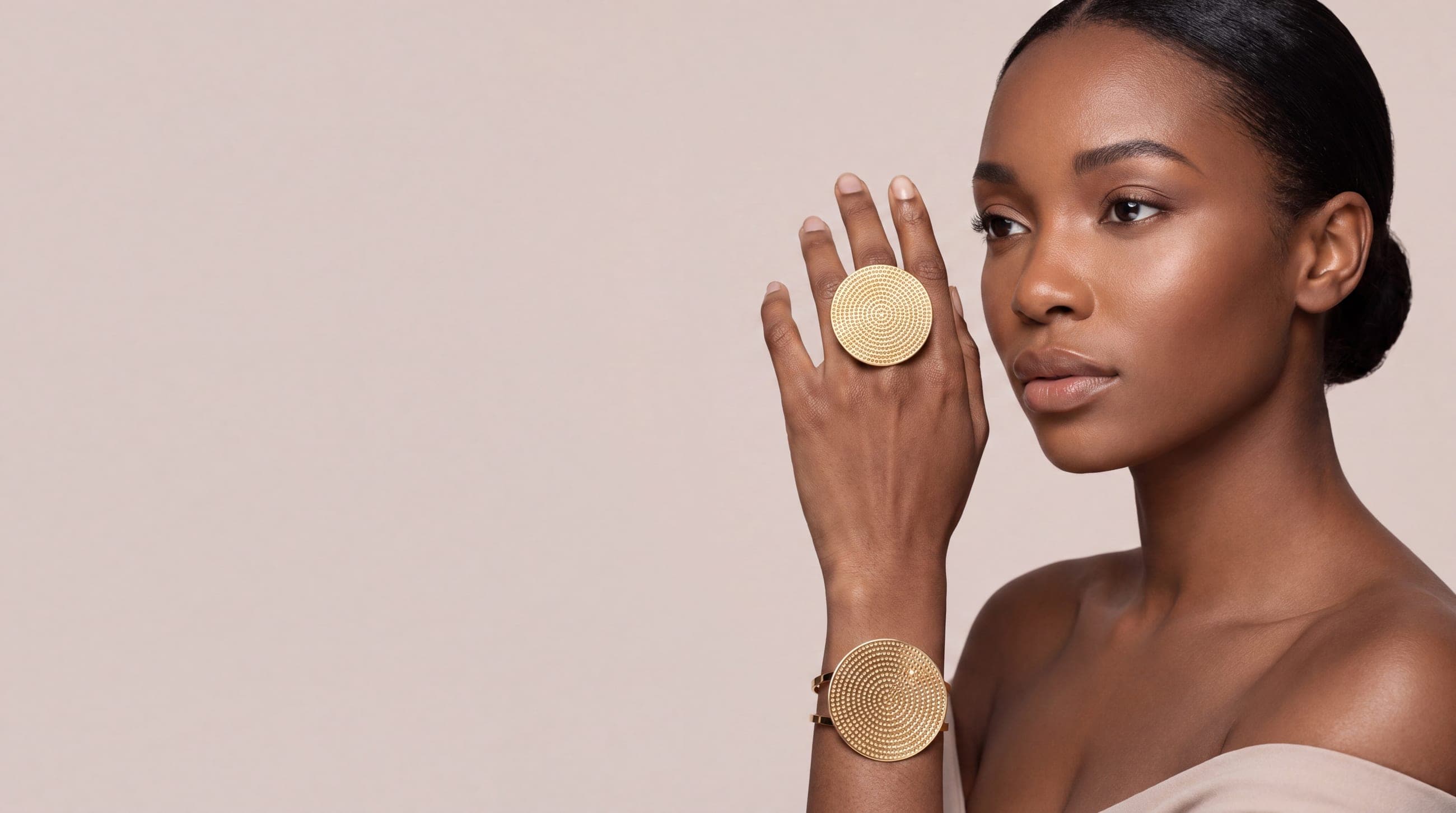 A model wearing Tantou sculptural gold